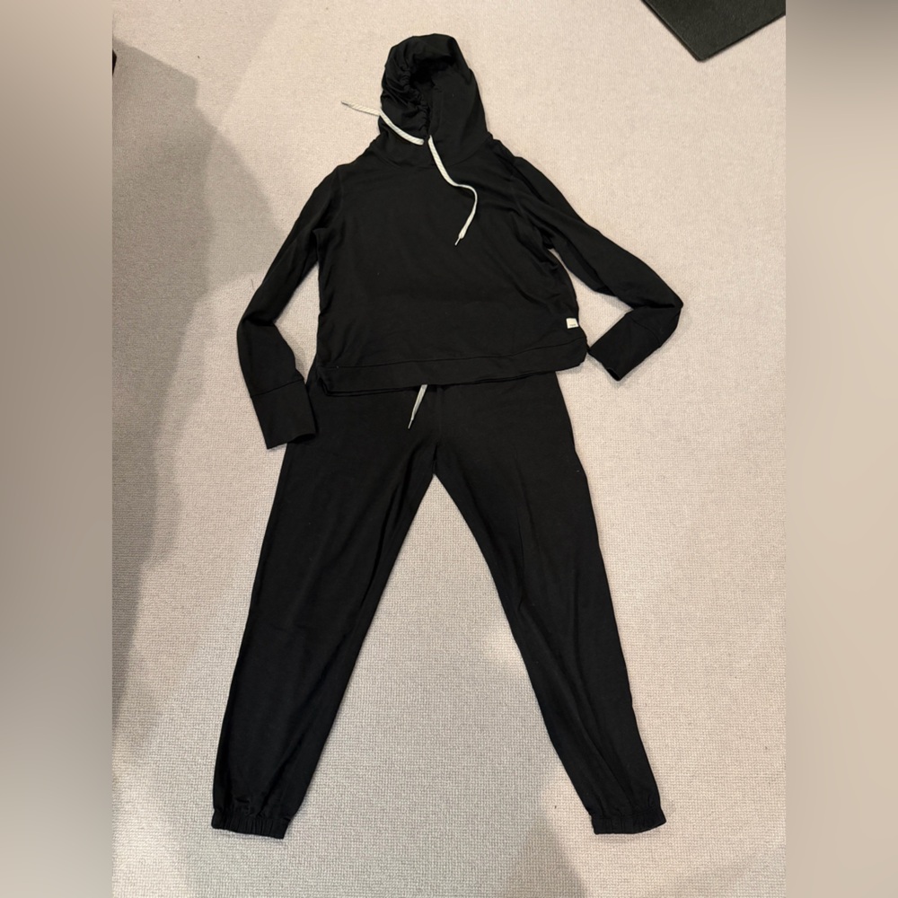 Vuori set - Black sweatshirt & Joggers